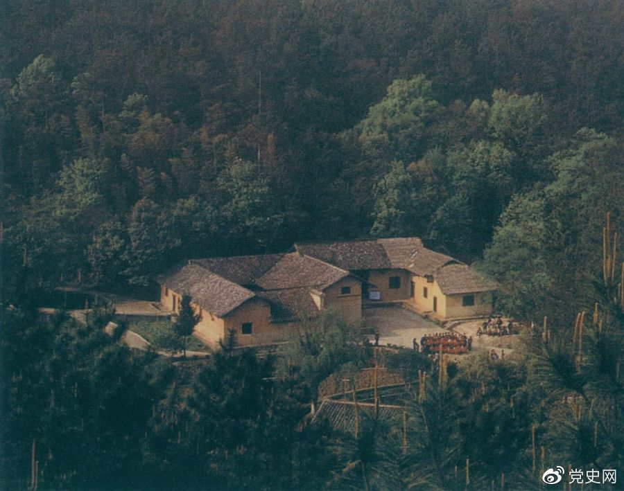 毛澤東故居——湖南省湘潭縣韶山?jīng)_上屋場(chǎng)。1893年12月26日，毛澤東在這里誕生。
