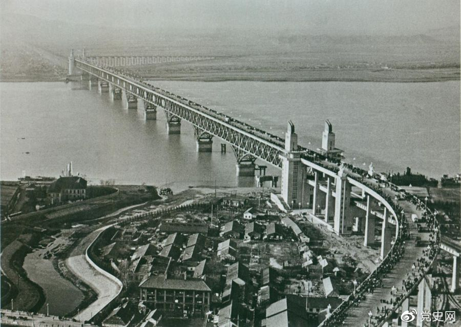 1968年12月29日， 南京長(zhǎng)江大橋全面建成通車。這是當(dāng)時(shí)中國(guó)自行設(shè)計(jì)建造的最大的鐵路、公路兩用橋。